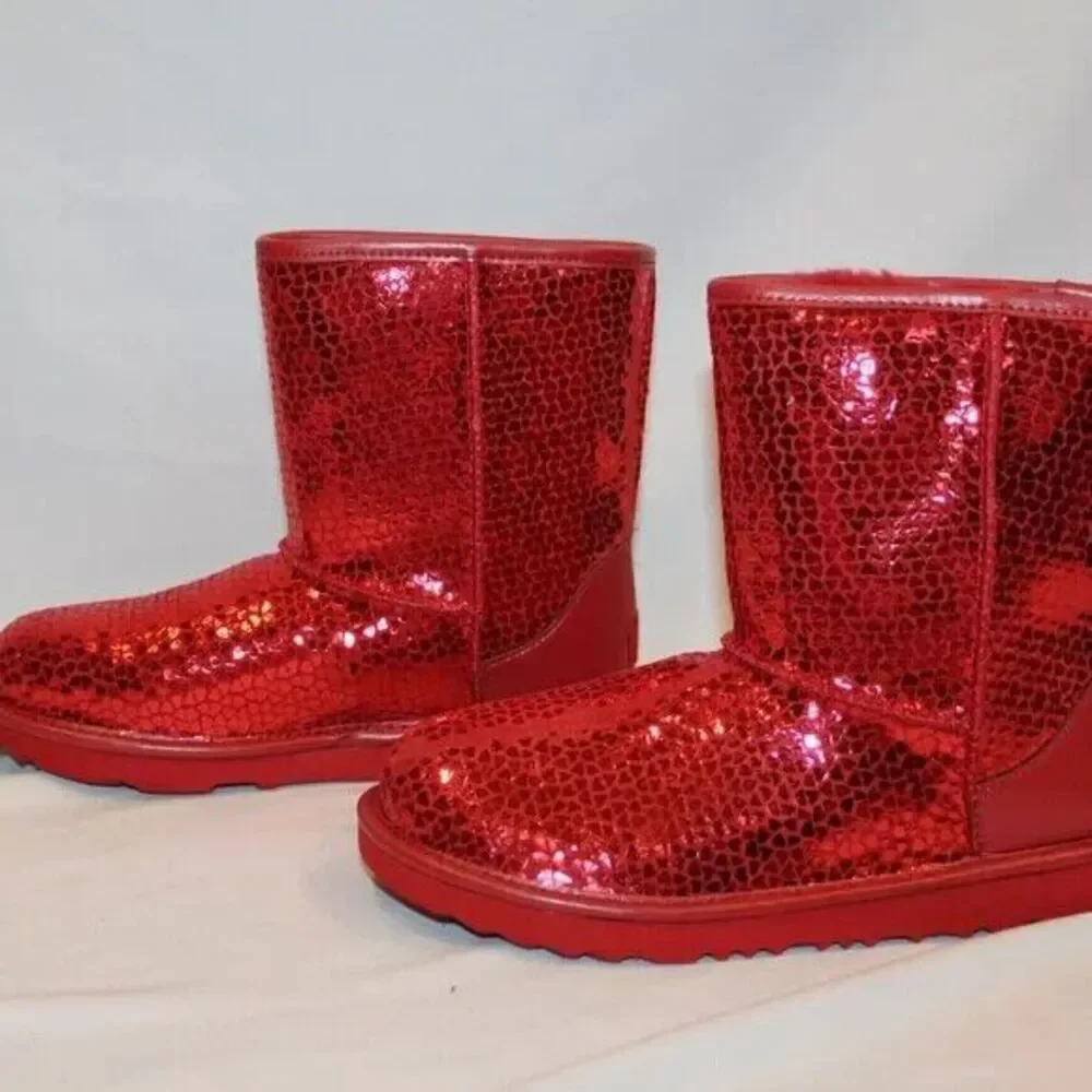 NIB UGG YOUTH 4 SEQUIN HEART CLASSIC SHORT SHEARLING BOOTS RED‎